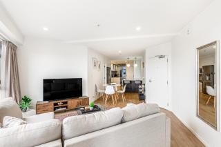 Stylish 2BR Apt with Balcony - Prime CBD Location! - 3