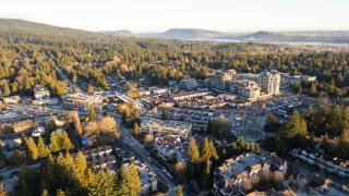 Elegant and Roomy Forest Getaway - North Vancouver - 2