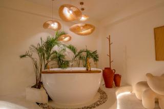 Luxury Suite with Hot Tub & Cozy Spot - 0