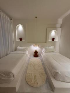 Luxury Suite with Hot Tub & Cozy Spot - 1