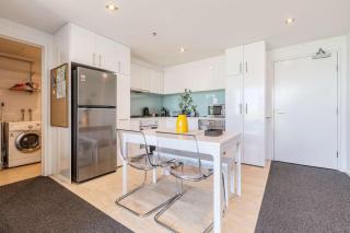 Stylish One-Bedroom Apartment with Southbank and Yarra River Views - 9
