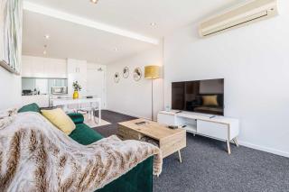 Stylish One-Bedroom Apartment with Southbank and Yarra River Views - Melbourne - 2