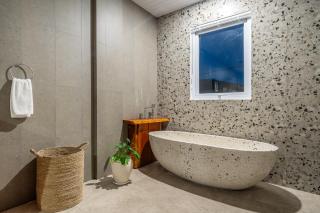 Modern Villa in the Best Spot with an Incredible Pool! - Tumbak Bayuh - 1