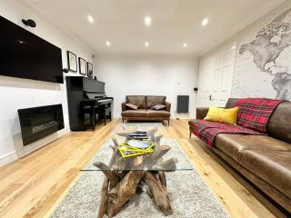 Tranquil Retreat Spacious 4-Bedroom Family Home - Moortown - 3
