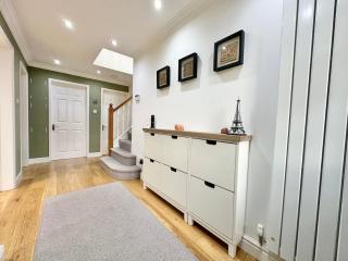 Tranquil Retreat Spacious 4-Bedroom Family Home - Moortown - 8