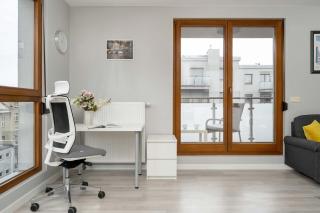 Nowoczesny Apartament Blisko Rzeki we Wrocławiu z Biurkiem i Parkingiem by Noclegi Renters - 1