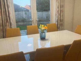 Charming Bradley Stoke 4BR with Private Garden - Bristol - 4