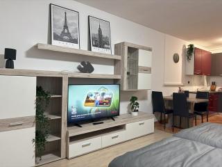 Flexible Self-Check-In Studio with Parking & Netflix - 9