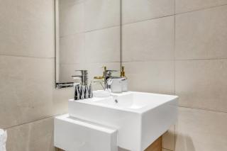 Luxury Apartment, Pool Scenery - 1