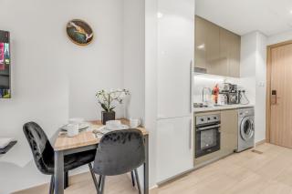 Luxury Apartment, Pool Scenery - 6