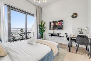 Luxury Apartment, Pool Scenery - 8