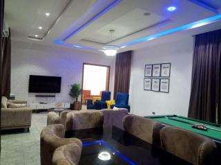 Luxe Stays - Ikota - 8