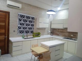 Luxe Stays - Ikota - 3