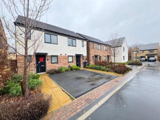 Stylish 2 Bedroom Home Near Lake with Free Parking & Garden - 9