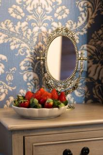 April Medieval Hotel - 4