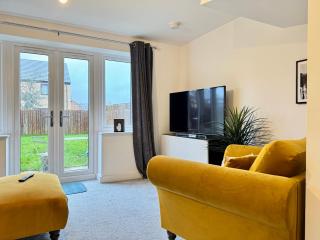 Stylish 2 Bedroom Home Near Lake with Free Parking & Garden - 2