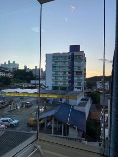 Ap novo e climatizado no centro com ótima localização na avenida principal - Piratuba - 2