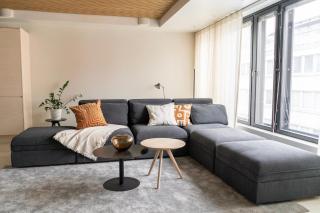 Luxurious 3-Br Apt with Balcony - 5