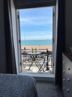 Beach from the Balcony, ensuite and private parking - 8