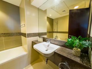 Waterfront Living near Palazzo Versace - Pool, Gym - Dubai - 8