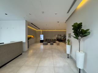 Waterfront Living near Palazzo Versace - Pool, Gym - Dubai - 5