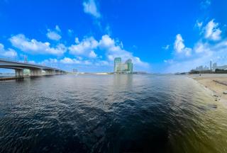 Waterfront Living near Palazzo Versace - Pool, Gym - Dubai - 3