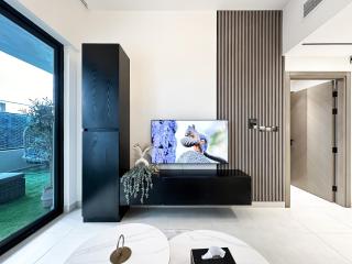 Trophy Lux Suite With Garden Balcony and Burj Khalifa Views - 4