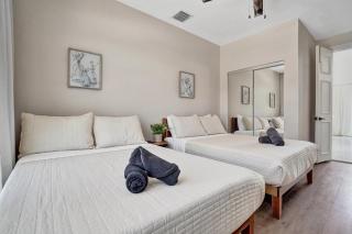 Spacious Luxury Villa in Hollywood 6BR 5-Bath 5-Min Walk to Beach & Attractions - 4