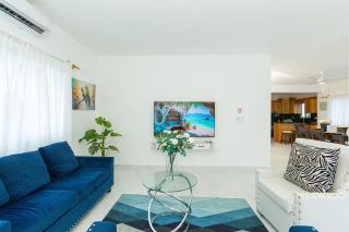 Crown ll-Guest Friendly-3 Bedrooms-Pool-Close to everything! - 1
