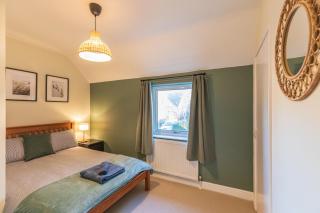 Charming 5-Bed Home with Garden and Parking - 3