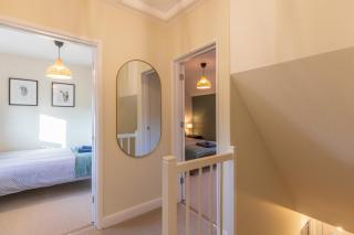 Charming 5-Bed Home with Garden and Parking - 1