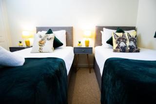 Brunel Apartment, Sleeps 4, 2 Bedrooms, Free parking, Long stay disc - 0