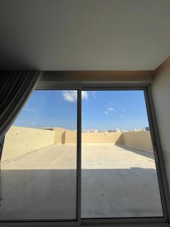 شقة رووف السلامة بجوار التسوق والمطاعم الحيوية,al salma condo - 1