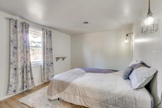 Chic Farmhouse, 3Mi to Lake-Pet Friendly and Golfing - Eureka Springs - 1