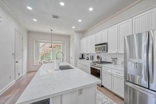 Charming 4BR Holiday Home in Houston Heights - 1