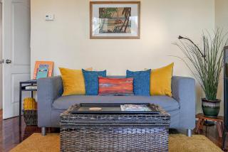 Wine-Dine-Sunshine Cozy Flat in The Heart of DTSP - 5