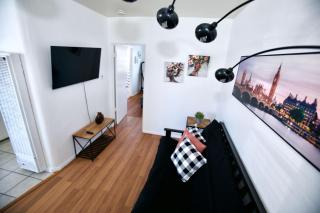 Charming Cottages in Bankers Hill - 4