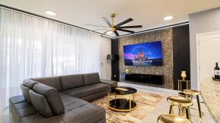 Amazing House w Pvt Pool and Game Room - 3