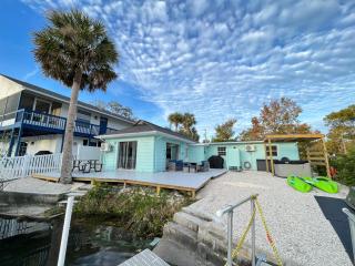 Weeki Wachee Retreat Canal home with hot tub kayaks canoe and boat with trolling motor included - Spring Hill - 7