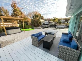 Weeki Wachee Retreat Canal home with hot tub kayaks canoe and boat with trolling motor included - Spring Hill - 9