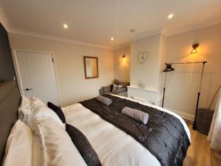 Modern and Cosy 2 bedroom Bungalow in Clacton with large private garden by Catchpole Stays - Clacton-on-Sea - 6