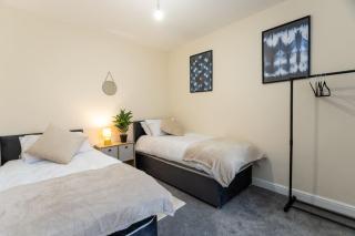 Deacon Street-3 Bedroom, Sleeps 7, Long Stay Disc, Parking - 0