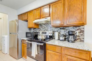 Home with Fenced Yard Near Dtwn Rogers! - Rogers - 9