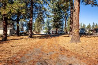 Charming 3-Bedroom Home in Bend with Hot Tub Game Room & Spacious Family Dining - Bend - 8