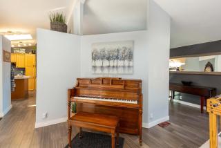 Charming 3-Bedroom Home in Bend with Hot Tub Game Room & Spacious Family Dining - Bend - 3