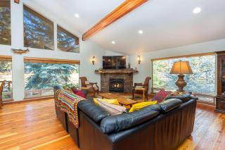 Riverfront Retreat in Sunriver Oregon with Stunning River Views - 9