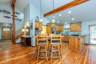 Riverfront Retreat in Sunriver Oregon with Stunning River Views - 5