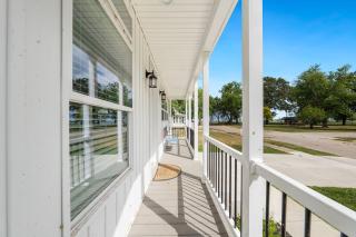 Lake Erie Serenity Hutch - 1