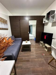 Queen size bed at Air Ayala Ave Makati - Manila - 0