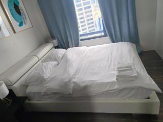 Queen size bed at Air Ayala Ave Makati - Manila - 3